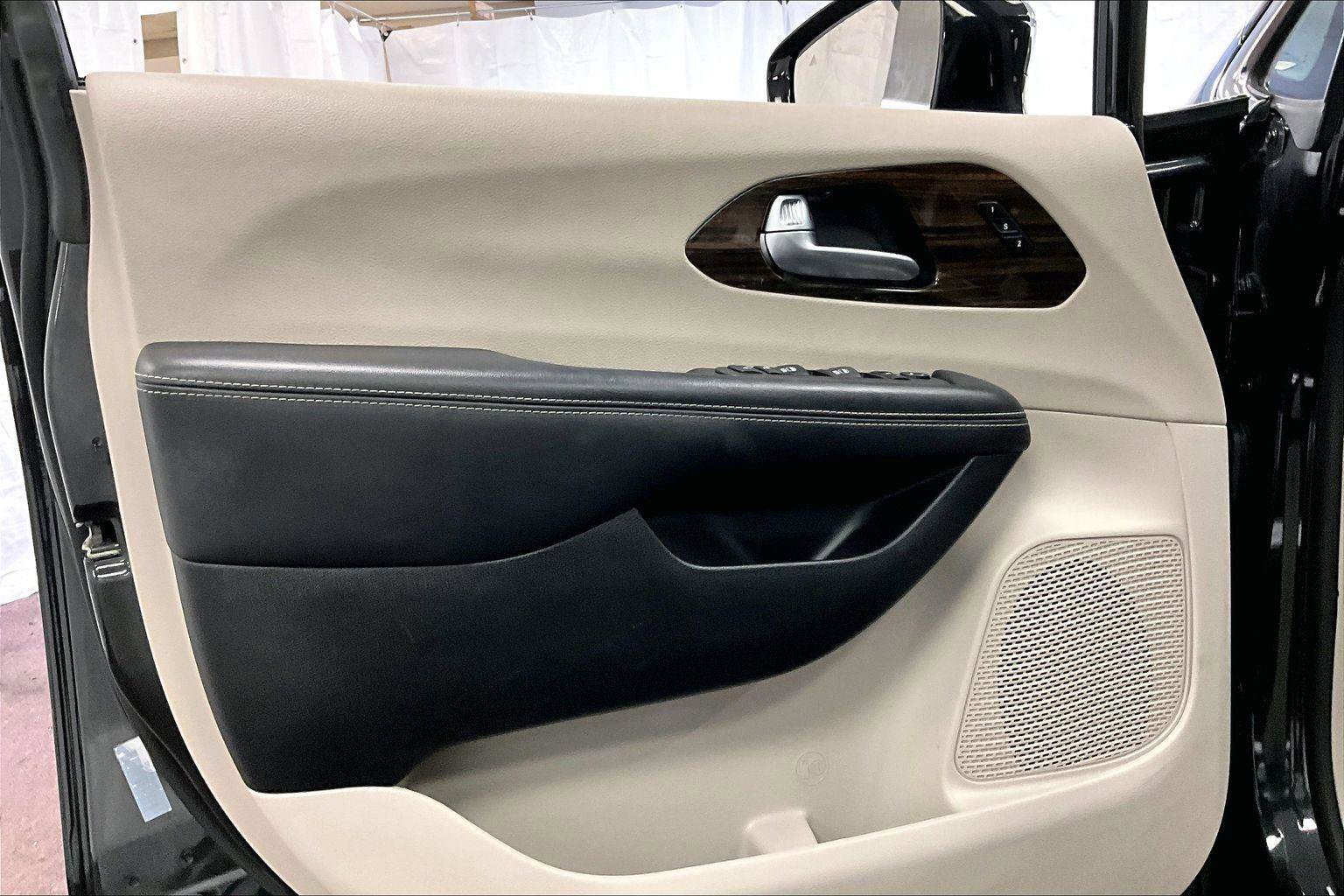 Used 2023 Chrysler Pacifica Limited image 22