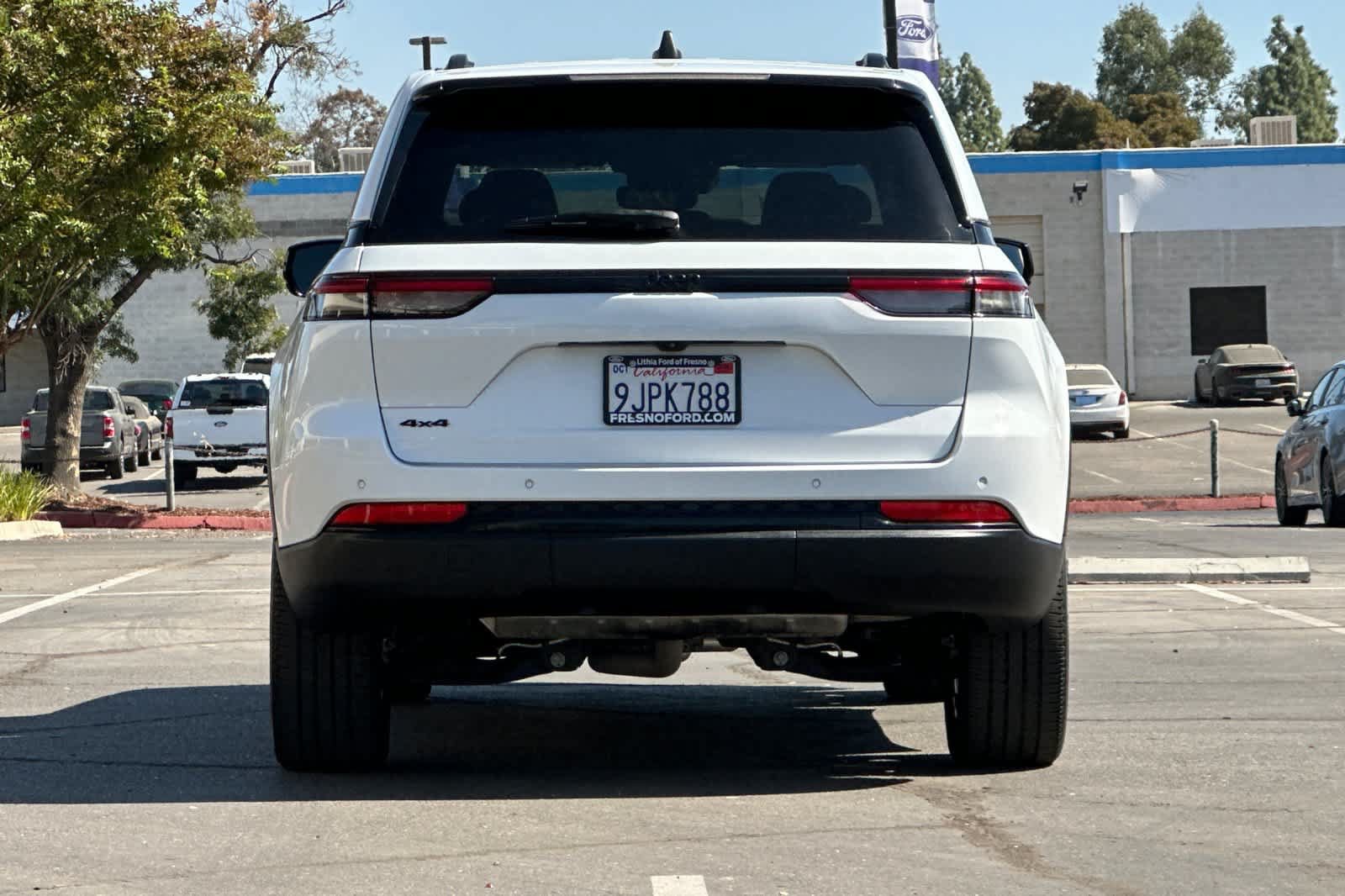 Used 2023 Jeep Grand Cherokee Altitude AWD/4WD image 8