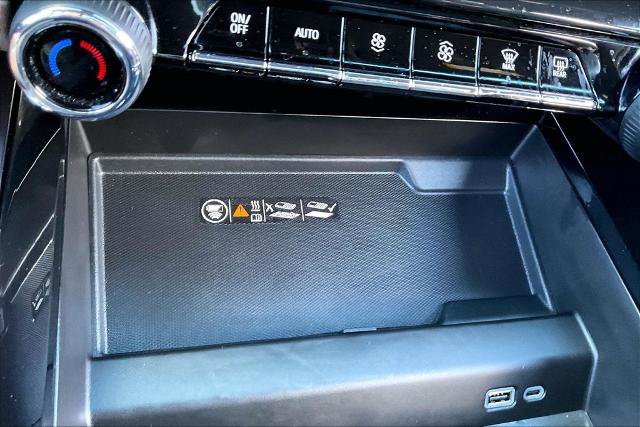 Used 2025 Chevrolet Suburban High Country RWD image 33