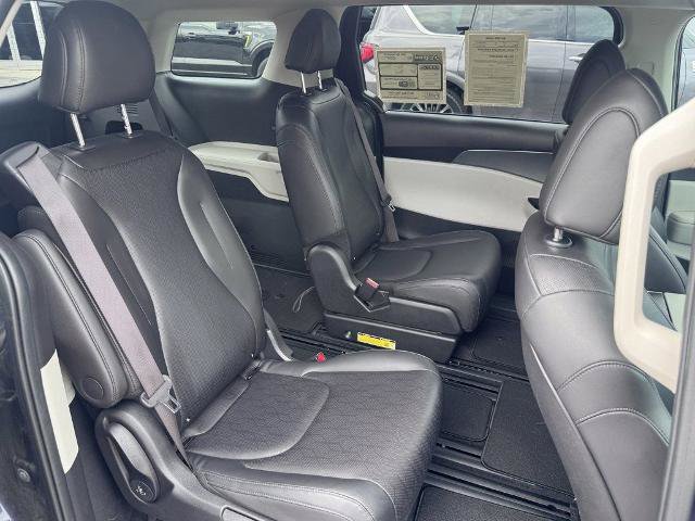 Used 2024 Kia Carnival LX FWD image 24
