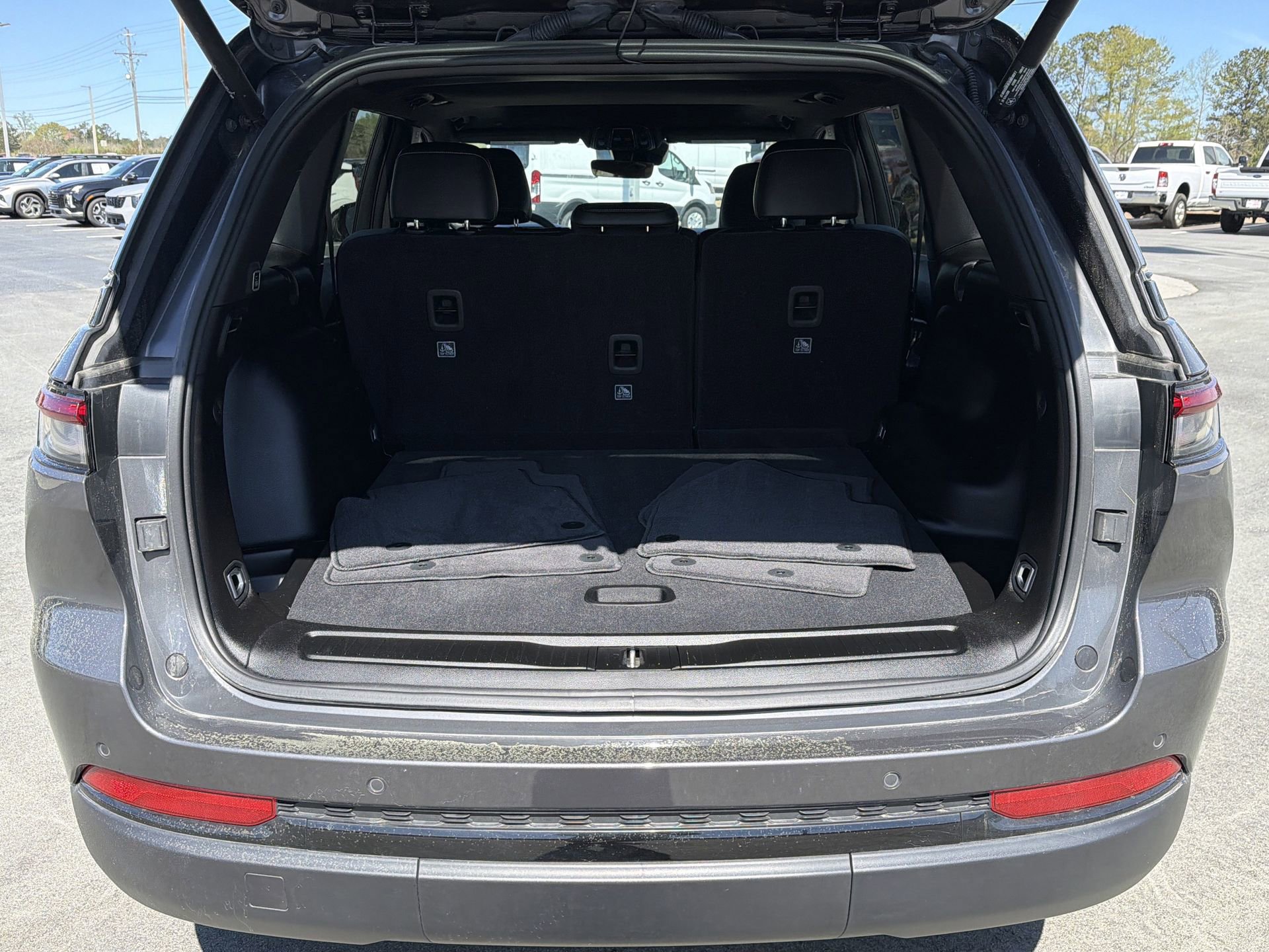 Used 2025 Jeep Grand Cherokee Altitude image 24