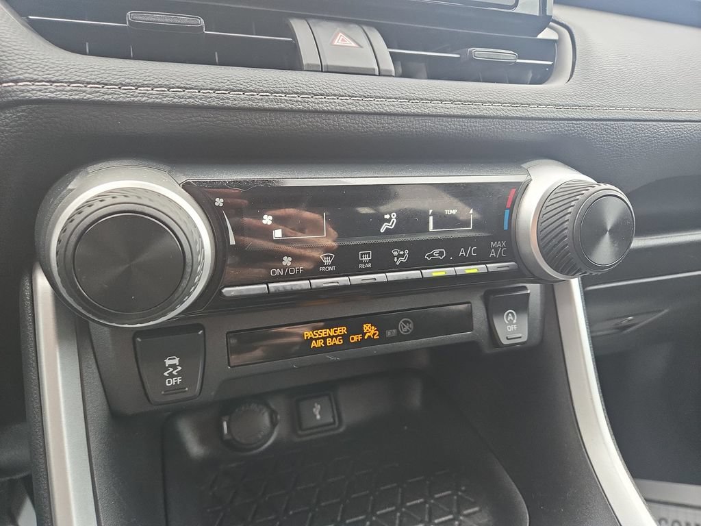 Used 2022 Toyota RAV4 LE AWD/4WD image 11