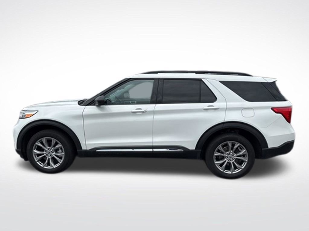 Certified 2023 Ford Explorer XLT w/ Equipment Group 202A AWD/4WD image 3