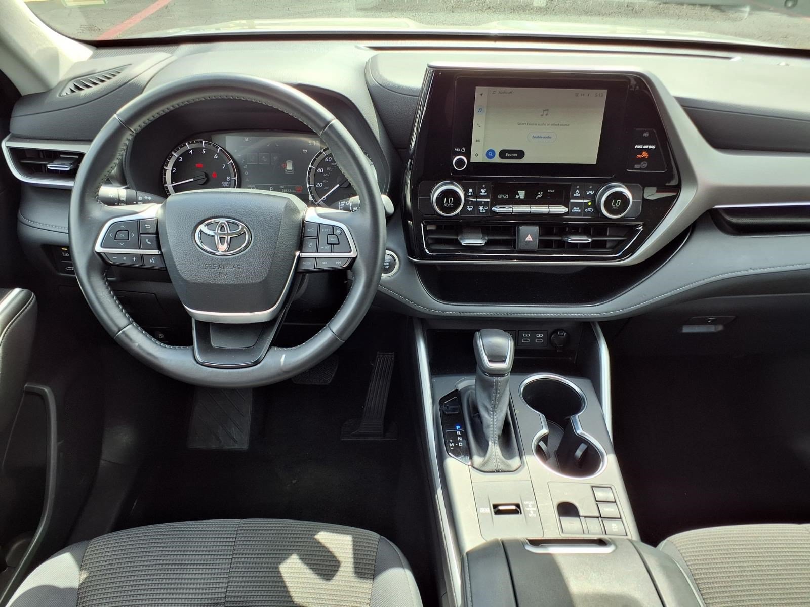 Used 2025 Toyota Highlander LE FWD image 15