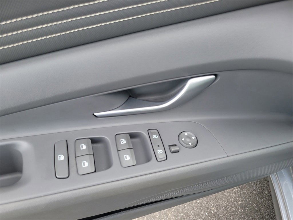 Used 2022 Hyundai Elantra SEL w/ Convenience + Premium Package image 13