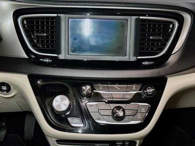 Used 2020 Chrysler Pacifica Touring-L image 14