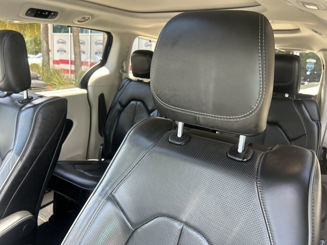 Used 2020 Chrysler Pacifica Limited w/ Advanced Safetytec Group FWD image 16