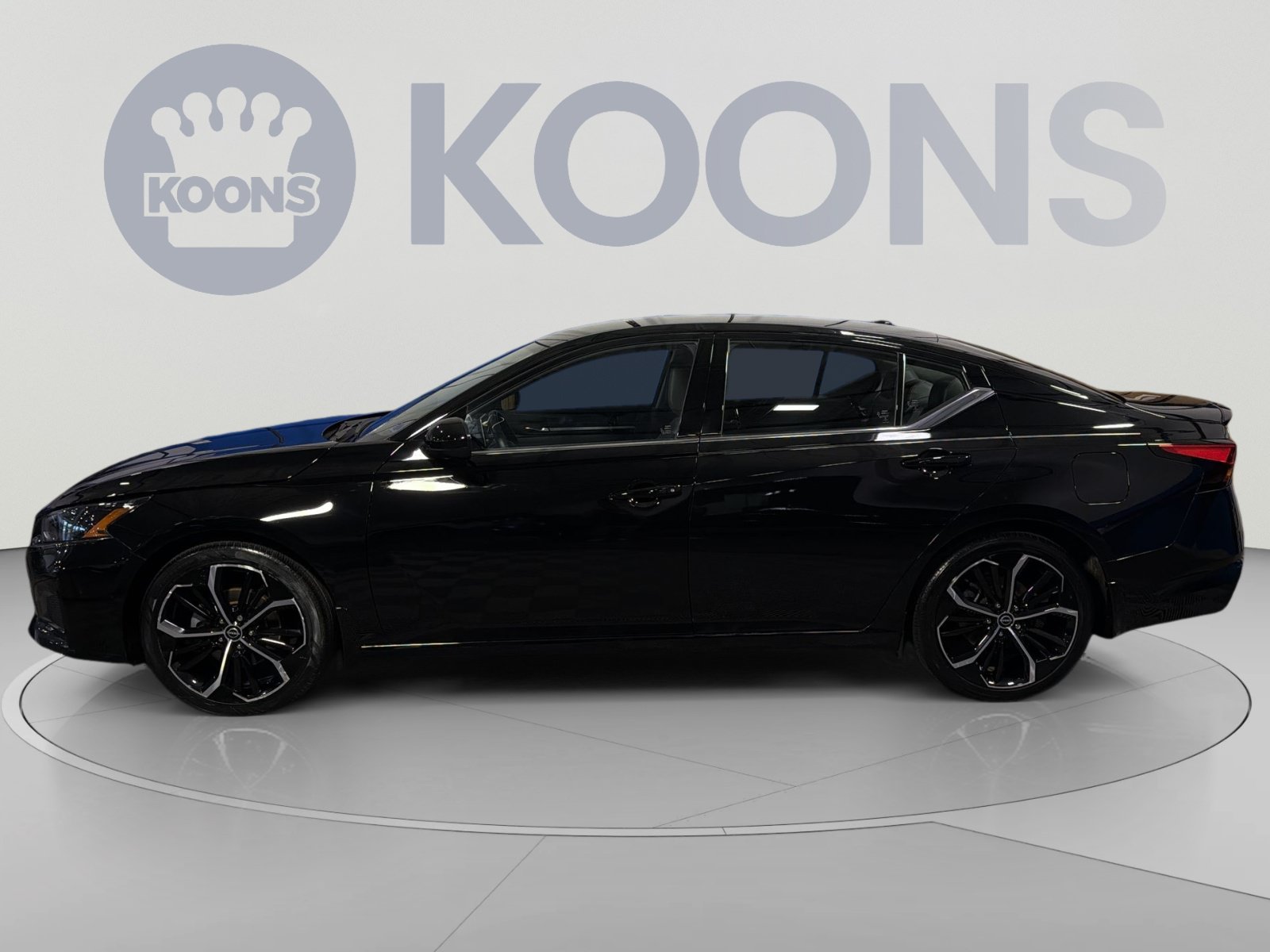 Used 2023 Nissan Altima 2.5 SR FWD image 2
