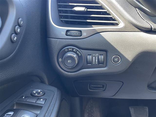 Used 2019 Jeep Cherokee Trailhawk AWD/4WD image 16