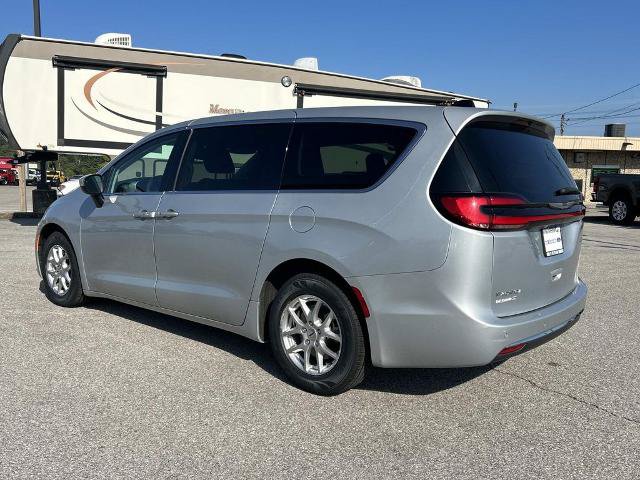Used 2023 Chrysler Pacifica Touring-L FWD image 6