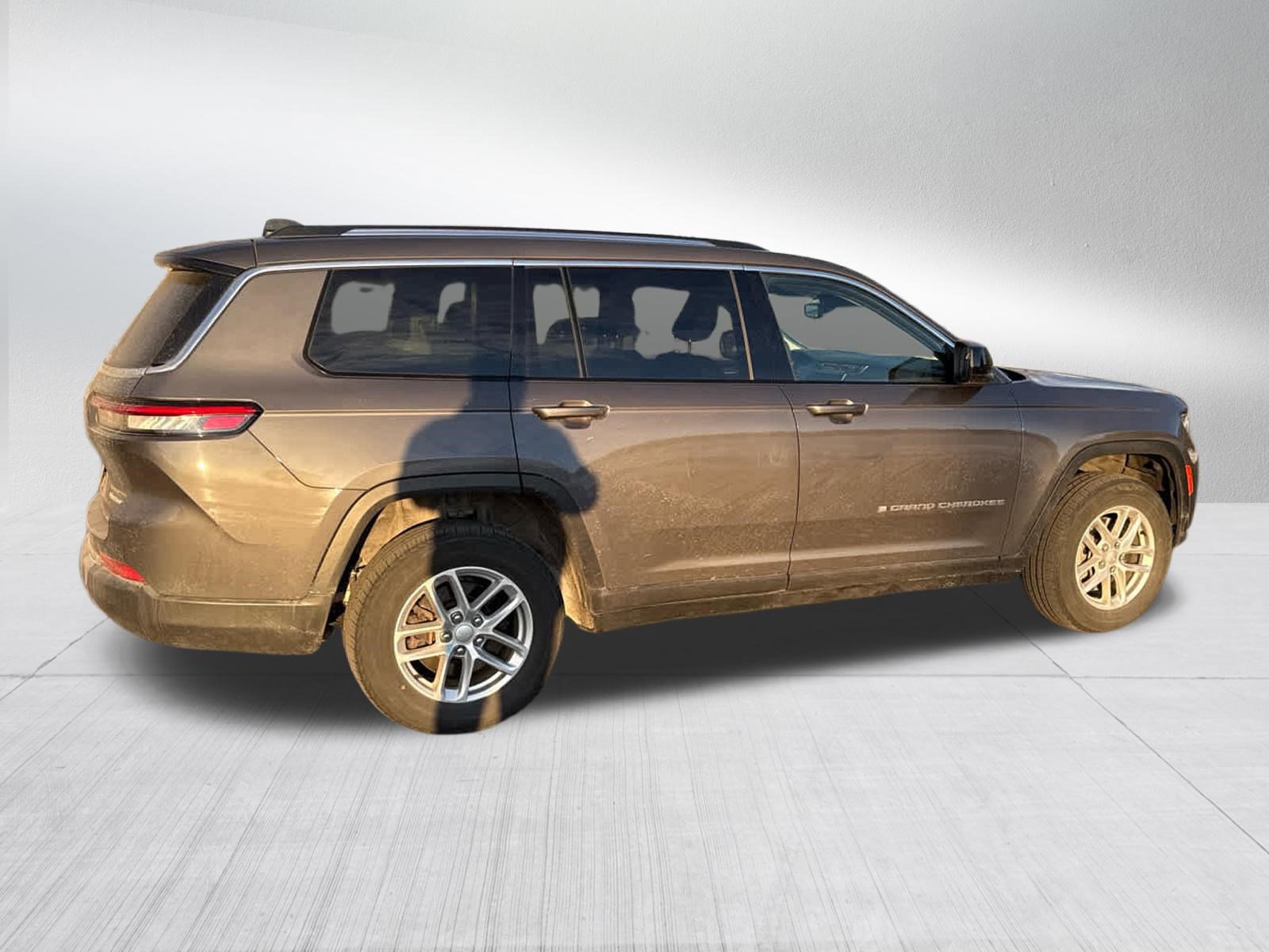 Used 2023 Jeep Grand Cherokee L Laredo image 8