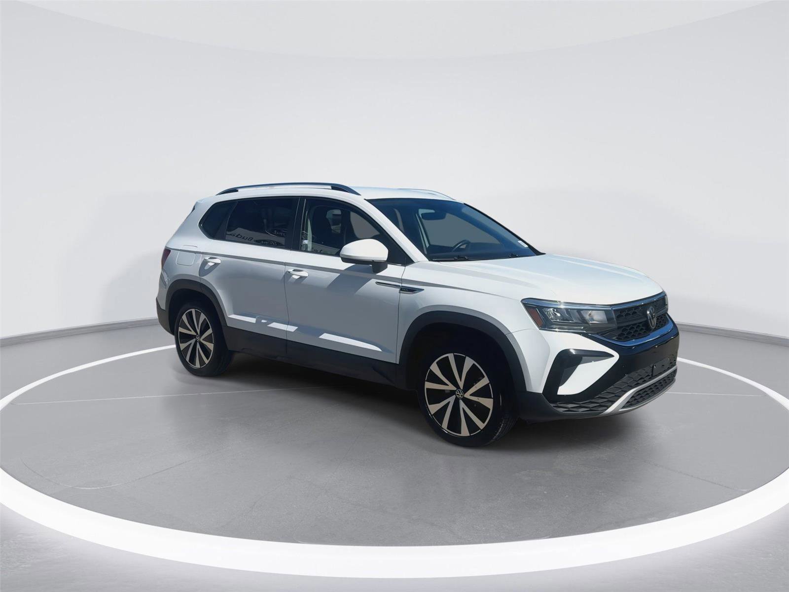 Used 2024 Volkswagen Taos SE image 2