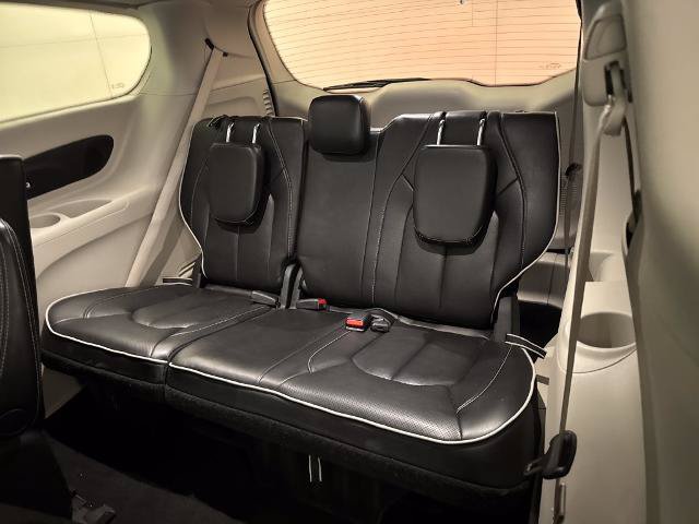 Used 2023 Chrysler Pacifica Limited FWD image 32
