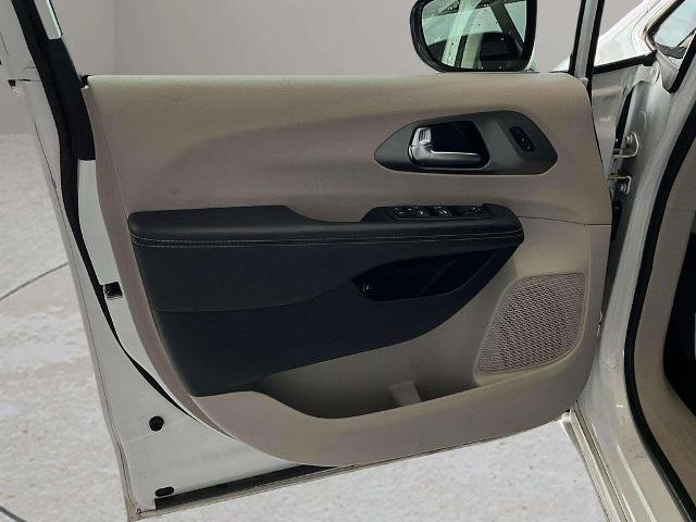 Used 2024 Chrysler Pacifica Limited FWD image 15