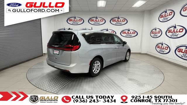 Used 2023 Chrysler Pacifica Touring-L FWD image 8