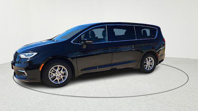 Used 2025 Chrysler Pacifica Select image 5