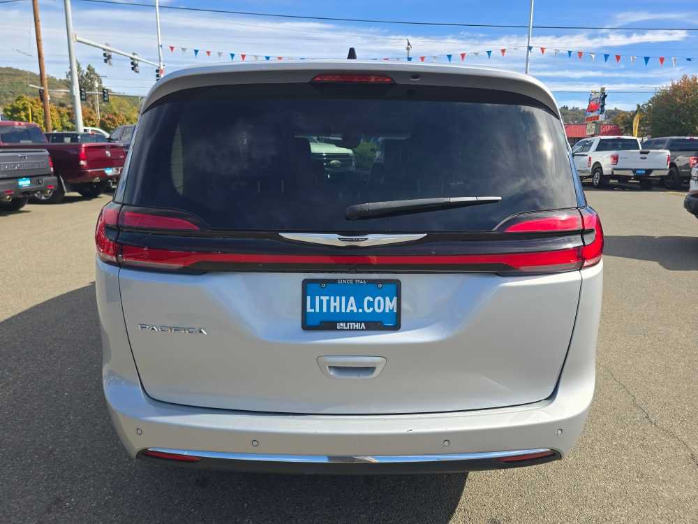 Used 2024 Chrysler Pacifica Touring-L FWD image 4