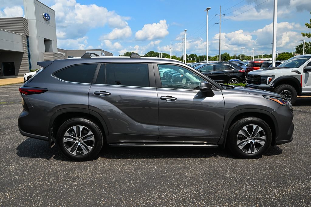 Used 2024 Toyota Highlander XLE AWD/4WD image 2