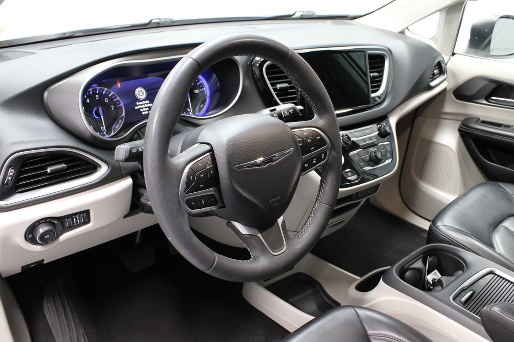 Used 2023 Chrysler Pacifica Touring-L FWD image 26