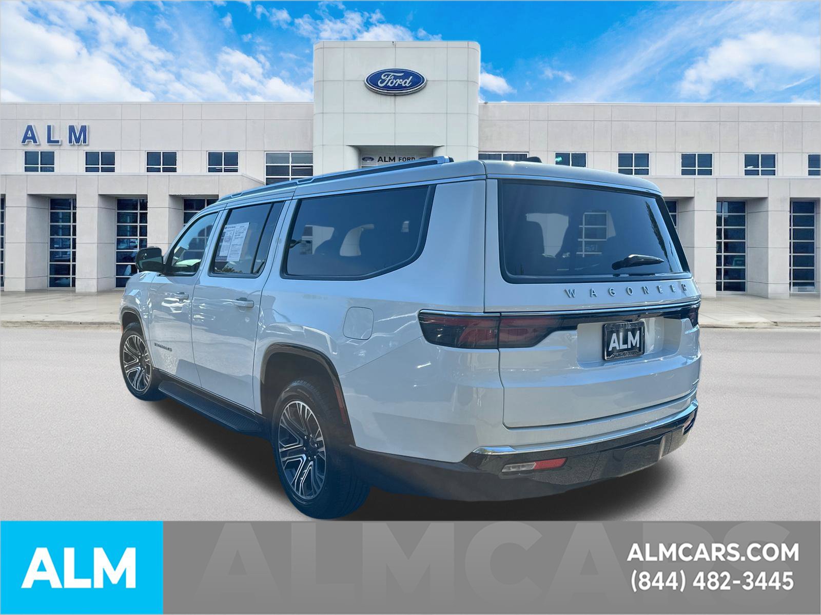 Used 2024 Jeep Wagoneer L Series II w/ Flexible Seating Group AWD/4WD image 8