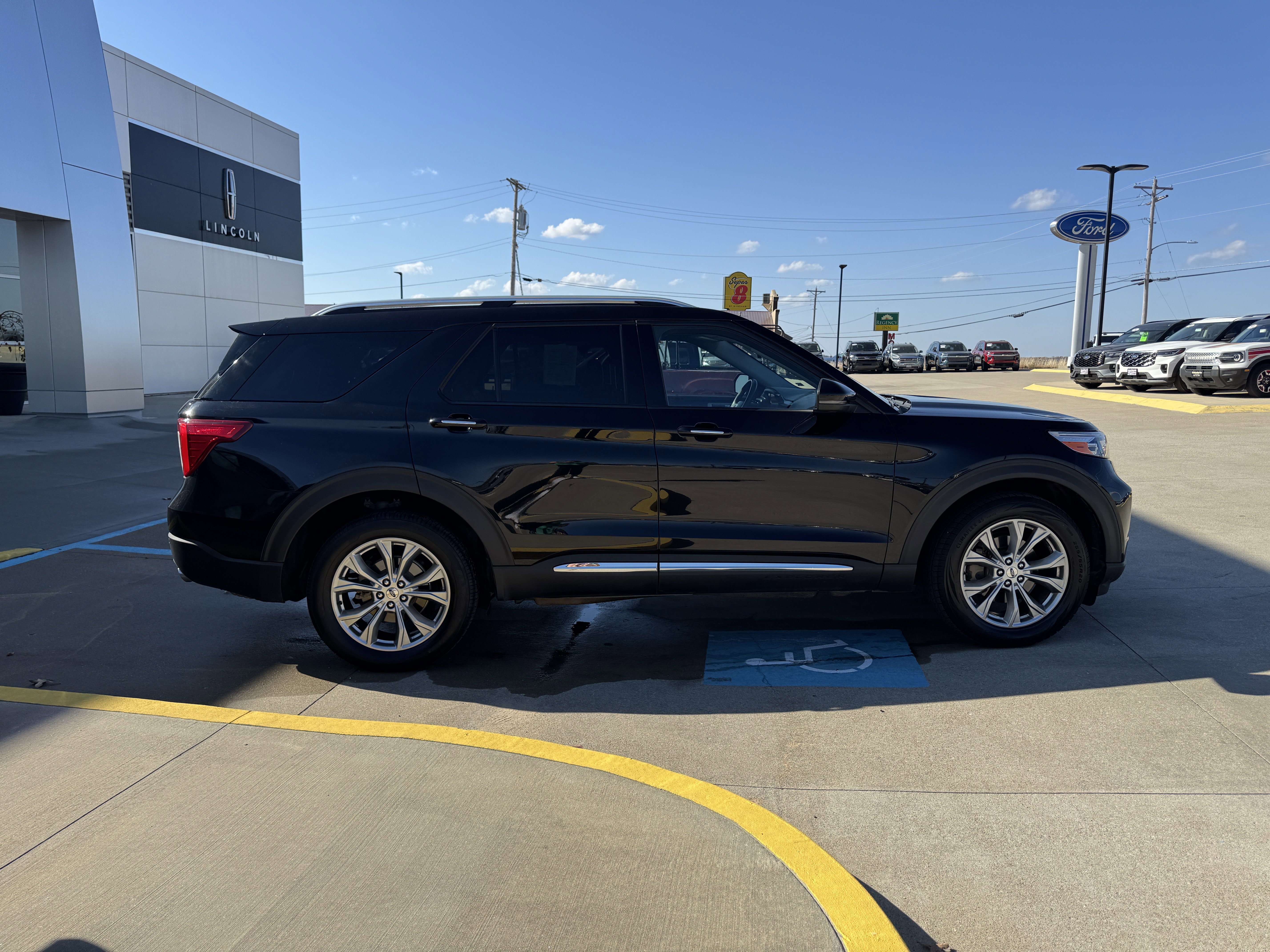 Certified 2023 Ford Explorer Limited w/ Equipment Group 301A image 3