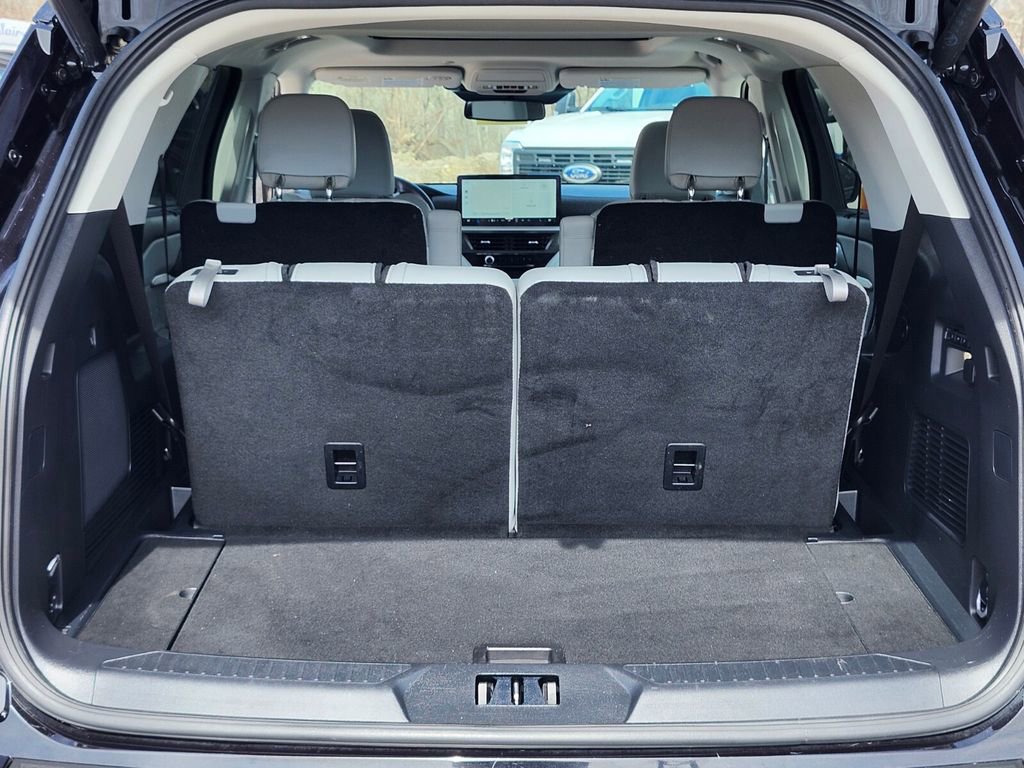 Certified 2025 Ford Explorer Platinum w/ LUX Leather Package image 35