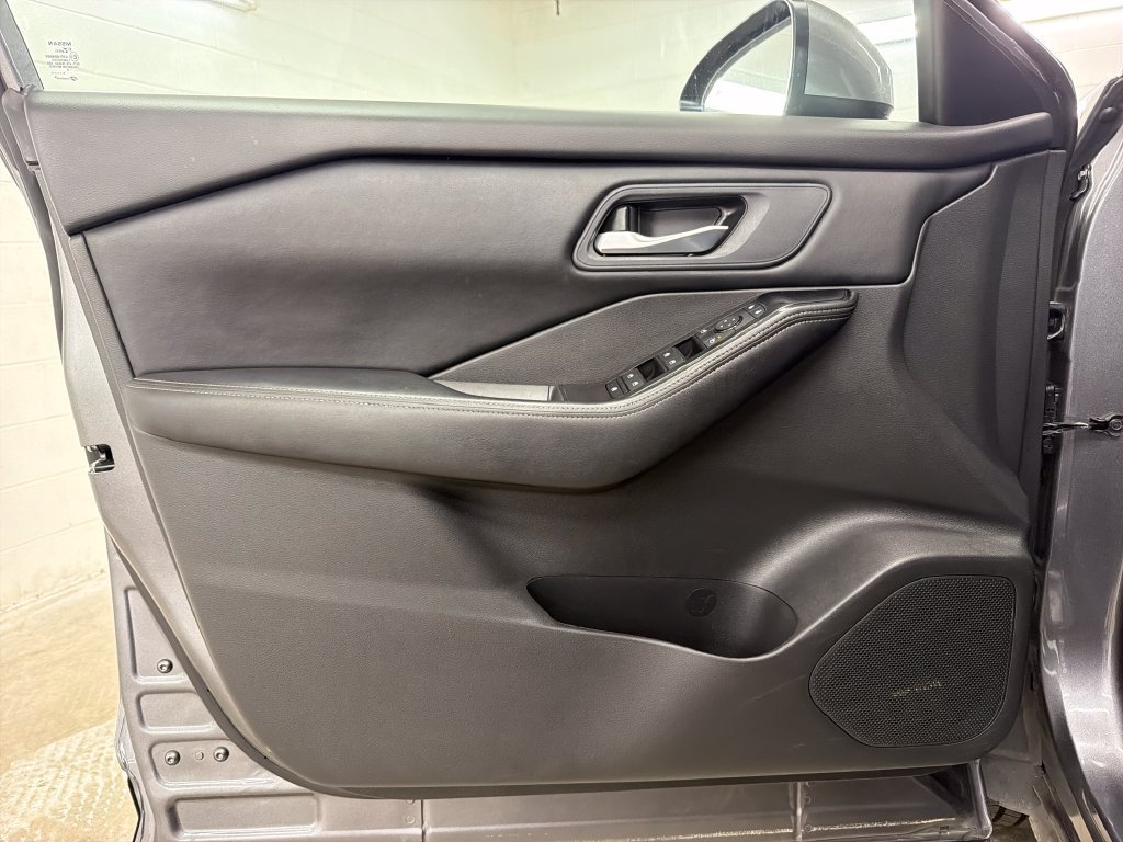 Used 2025 Nissan Rogue SV FWD image 16