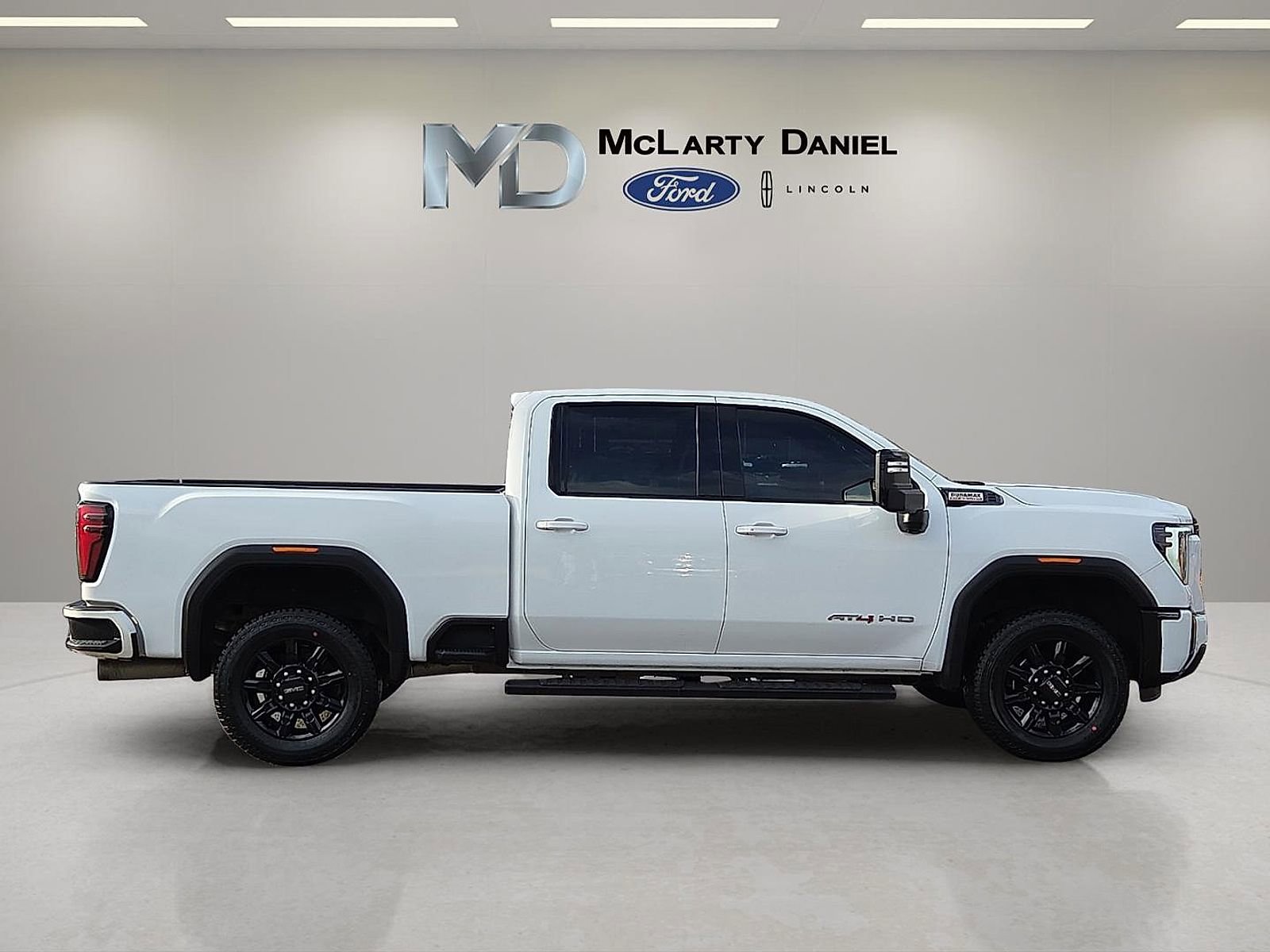 Used 2024 GMC Sierra 2500 AT4 image 6