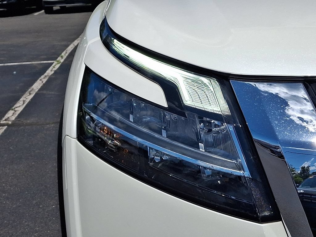 Used 2023 Nissan Pathfinder SL AWD/4WD image 10