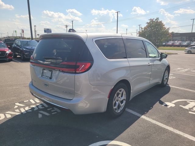 Used 2024 Chrysler Pacifica Limited FWD image 4