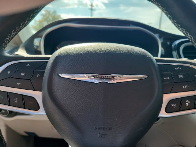Used 2024 Chrysler Pacifica Limited FWD image 13