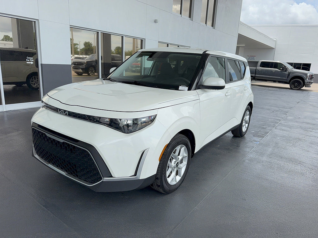 Used 2025 Kia Soul LX w/ LX Technology Package FWD image 2