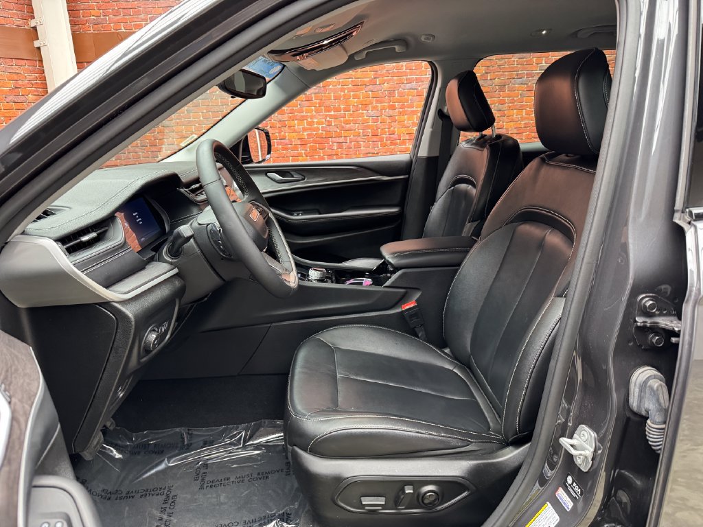Used 2023 Jeep Grand Cherokee L Limited AWD/4WD image 21