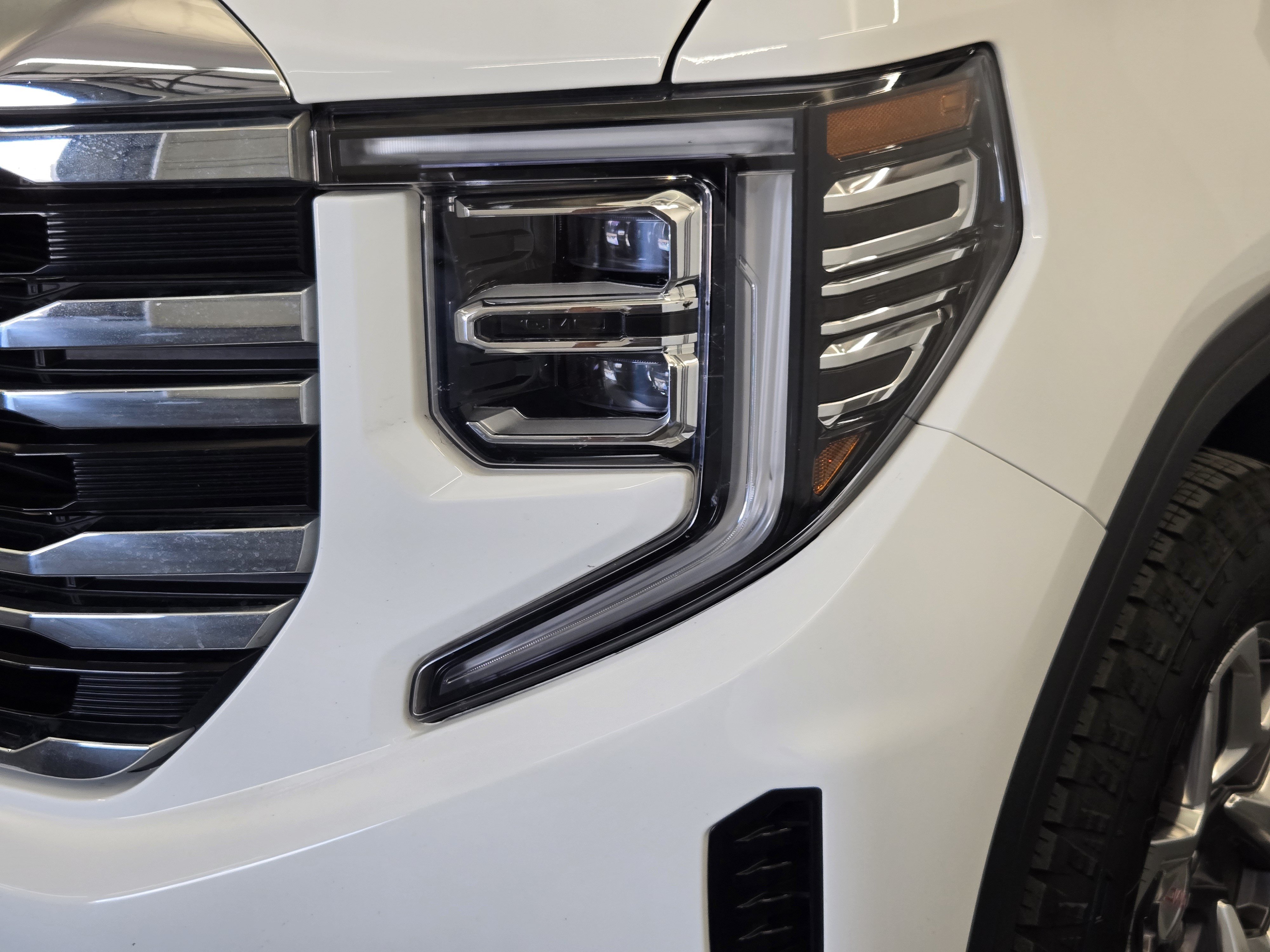 Used 2025 GMC Sierra 1500 SLT AWD/4WD image 8