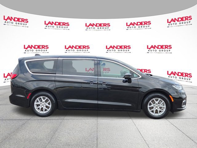 Used 2024 Chrysler Pacifica Touring-L FWD image 2