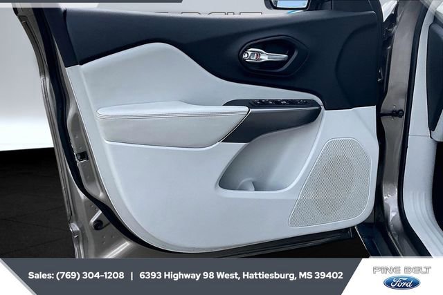 Used 2021 Jeep Cherokee Latitude Plus w/ Mopar Interior Package image 18