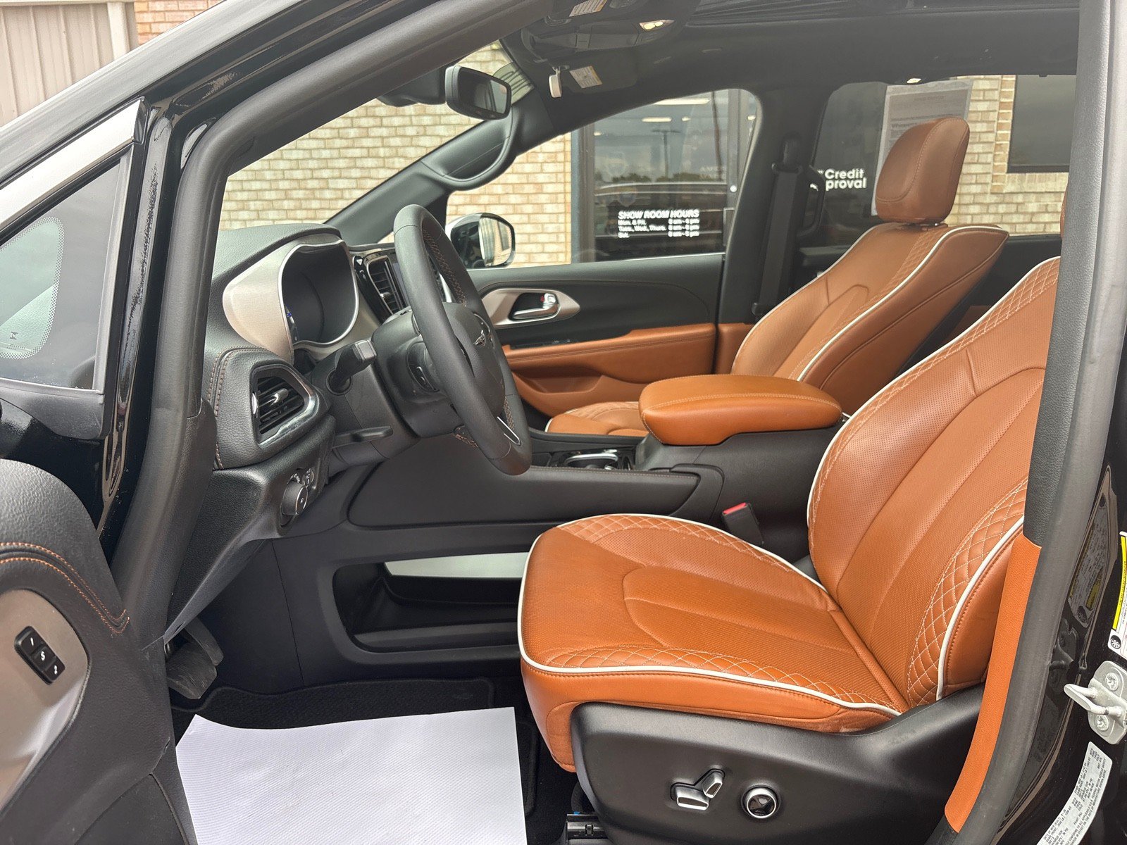 Used 2026 Chrysler Pacifica Pinnacle FWD image 3