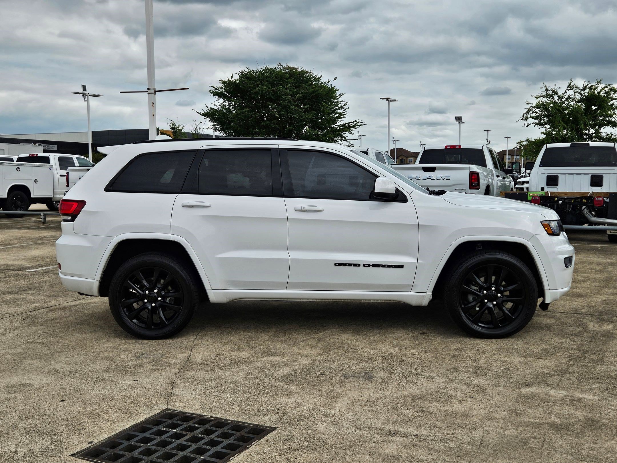 Used 2020 Jeep Grand Cherokee Altitude AWD/4WD image 2