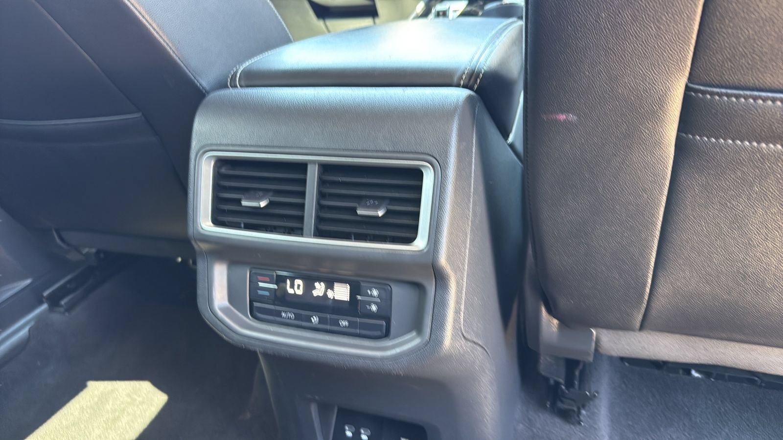Used 2024 Volkswagen Atlas SE FWD image 28