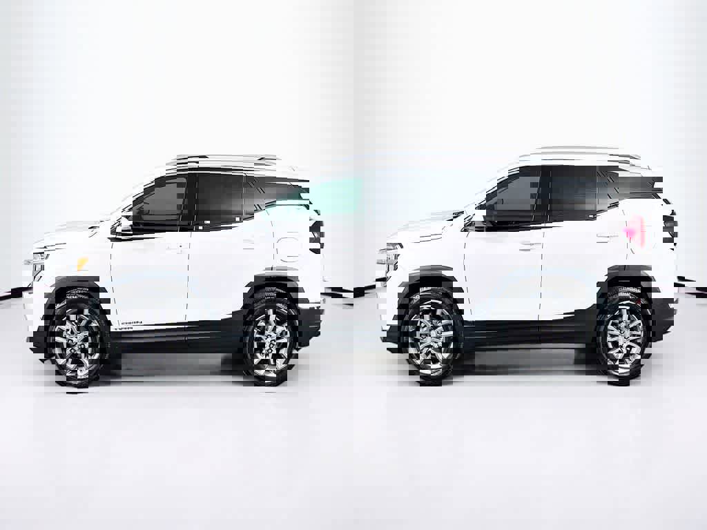 Used 2024 GMC Terrain SLT image 2