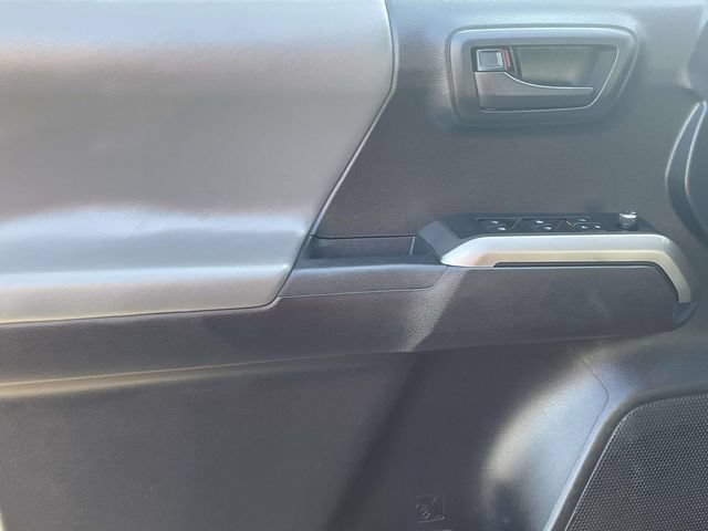 Used 2018 Toyota Tacoma SR5 AWD/4WD image 13