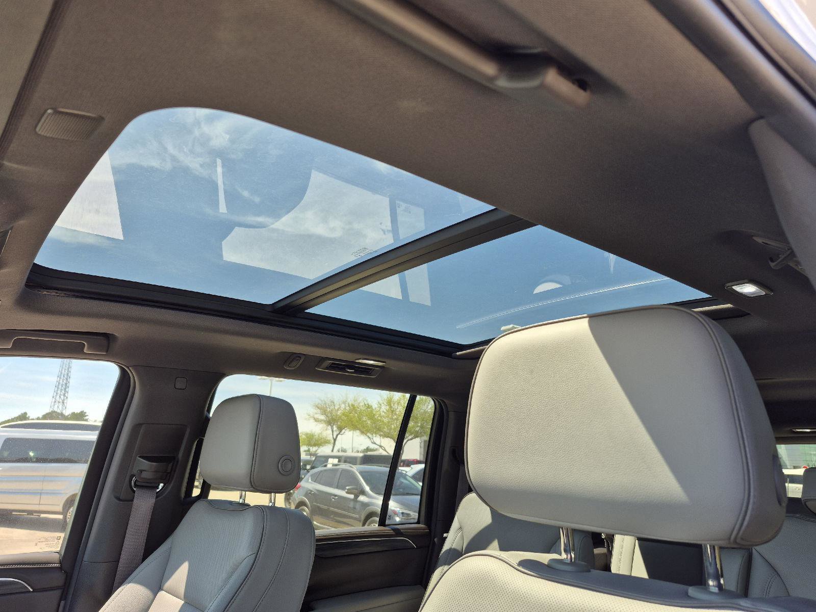 Used 2023 GMC Yukon XL SLT w/ SLT Premium Package image 10