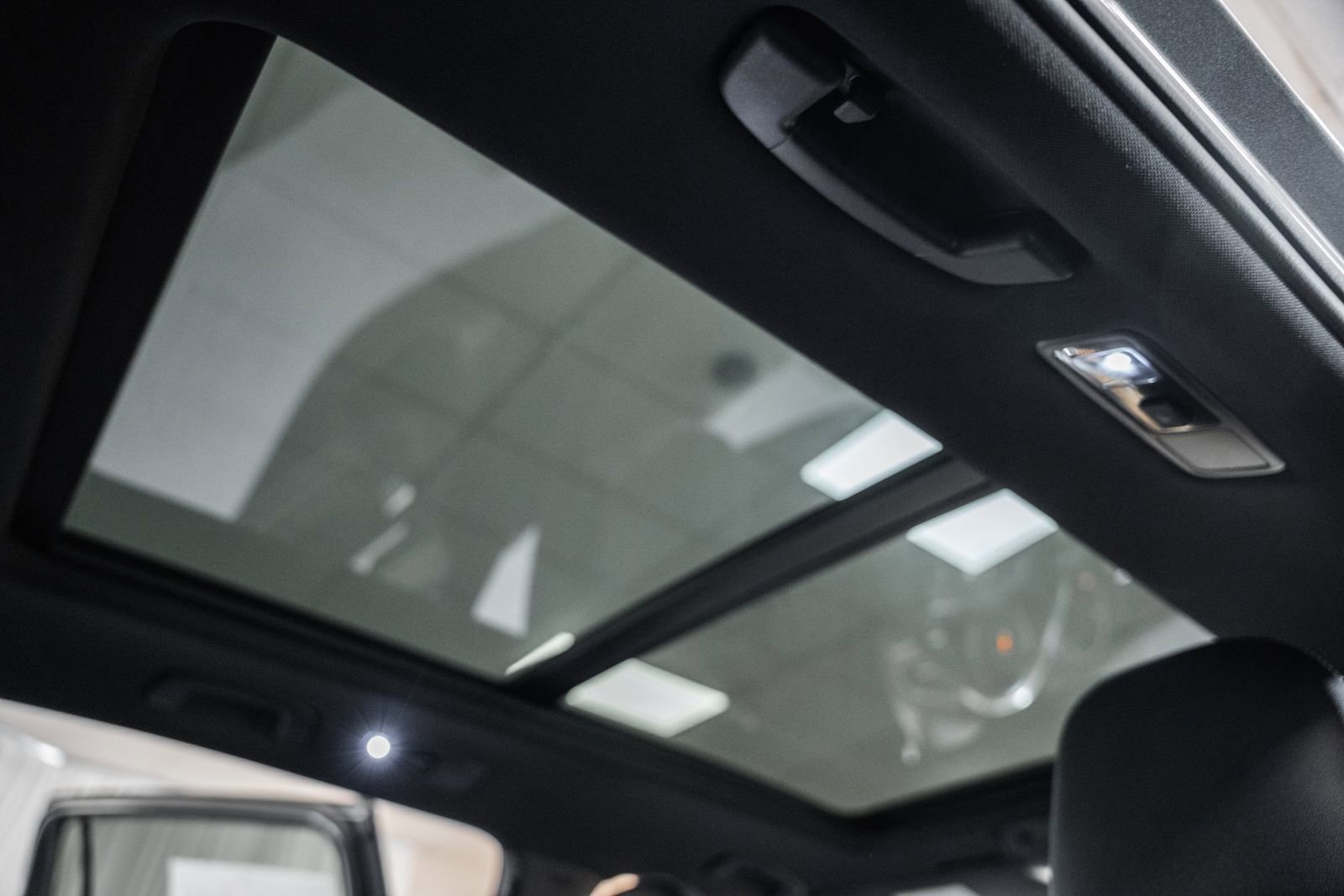 Used 2021 Volkswagen Tiguan SE R-Line image 36