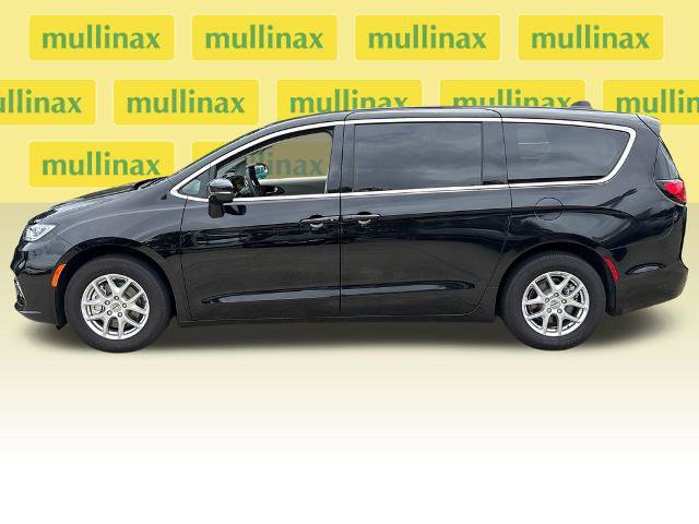Used 2024 Chrysler Pacifica Touring-L FWD image 11