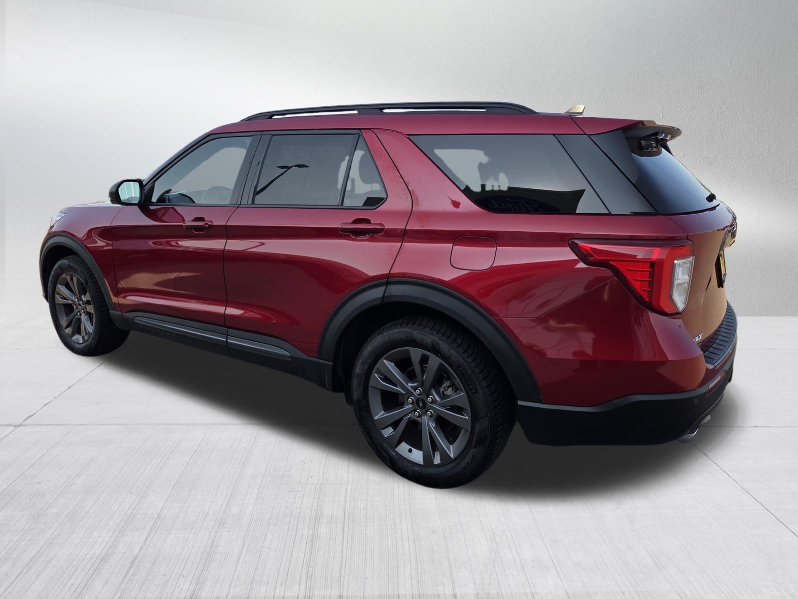 Certified 2021 Ford Explorer XLT w/ Equipment Group 202A AWD/4WD image 5