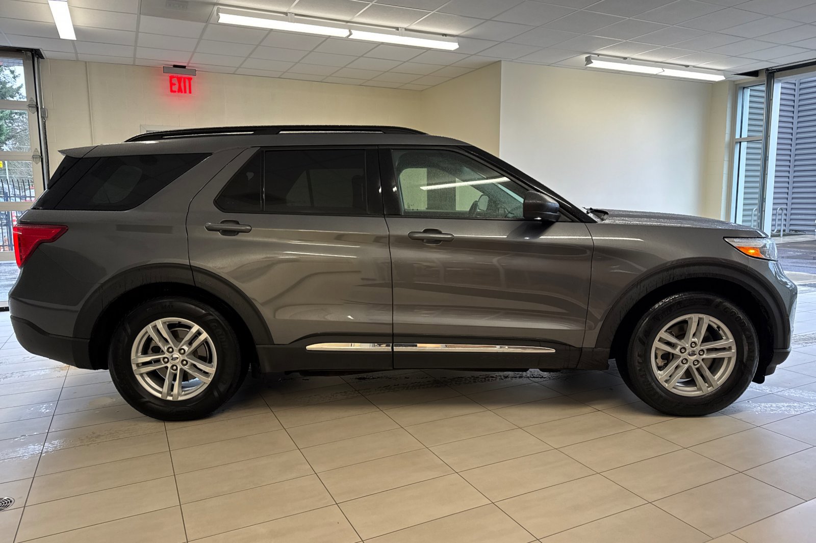 Certified 2021 Ford Explorer XLT image 3