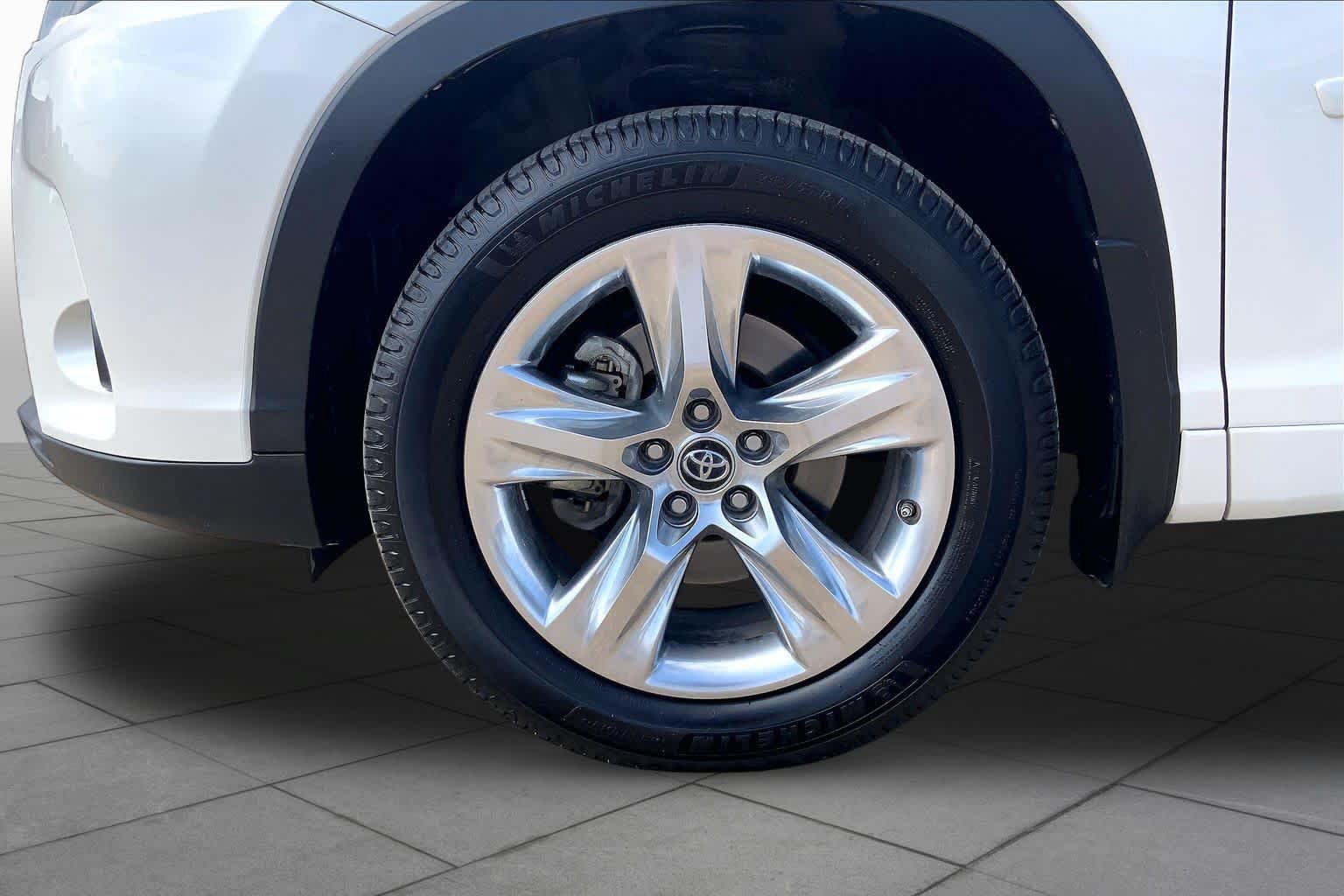 Used 2018 Toyota Highlander Limited w/ Carpet Mat Package (TMS) AWD/4WD image 11