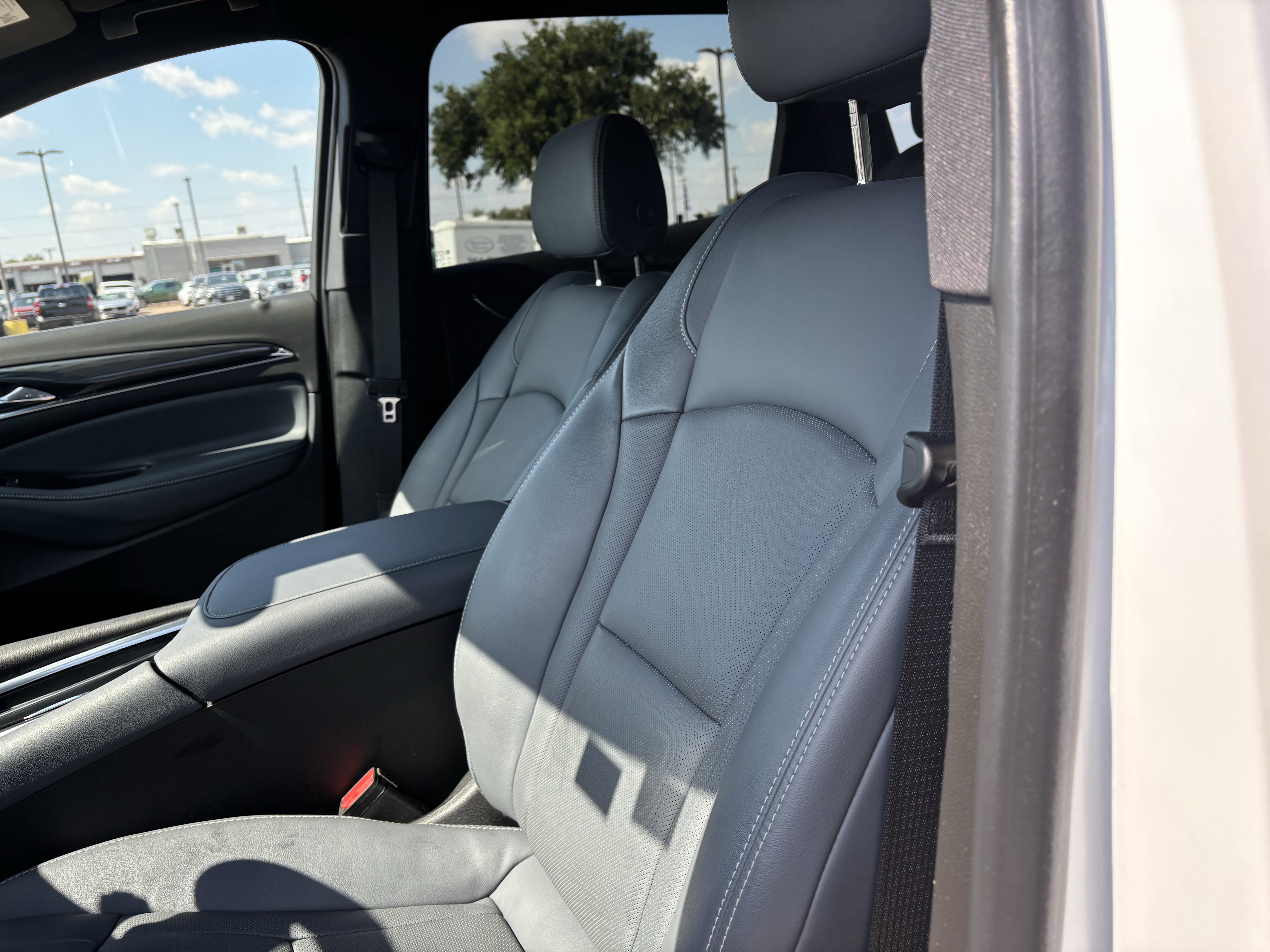 Used 2023 Buick Enclave Essence image 11