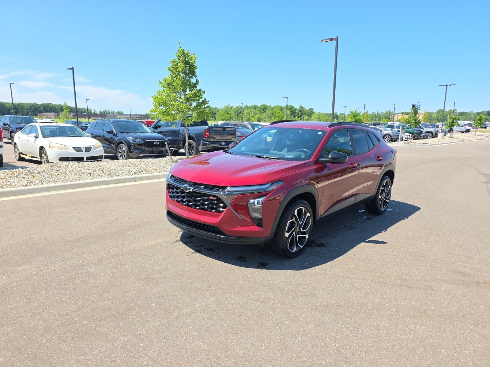 Used 2024 Chevrolet Trax RS FWD image 1
