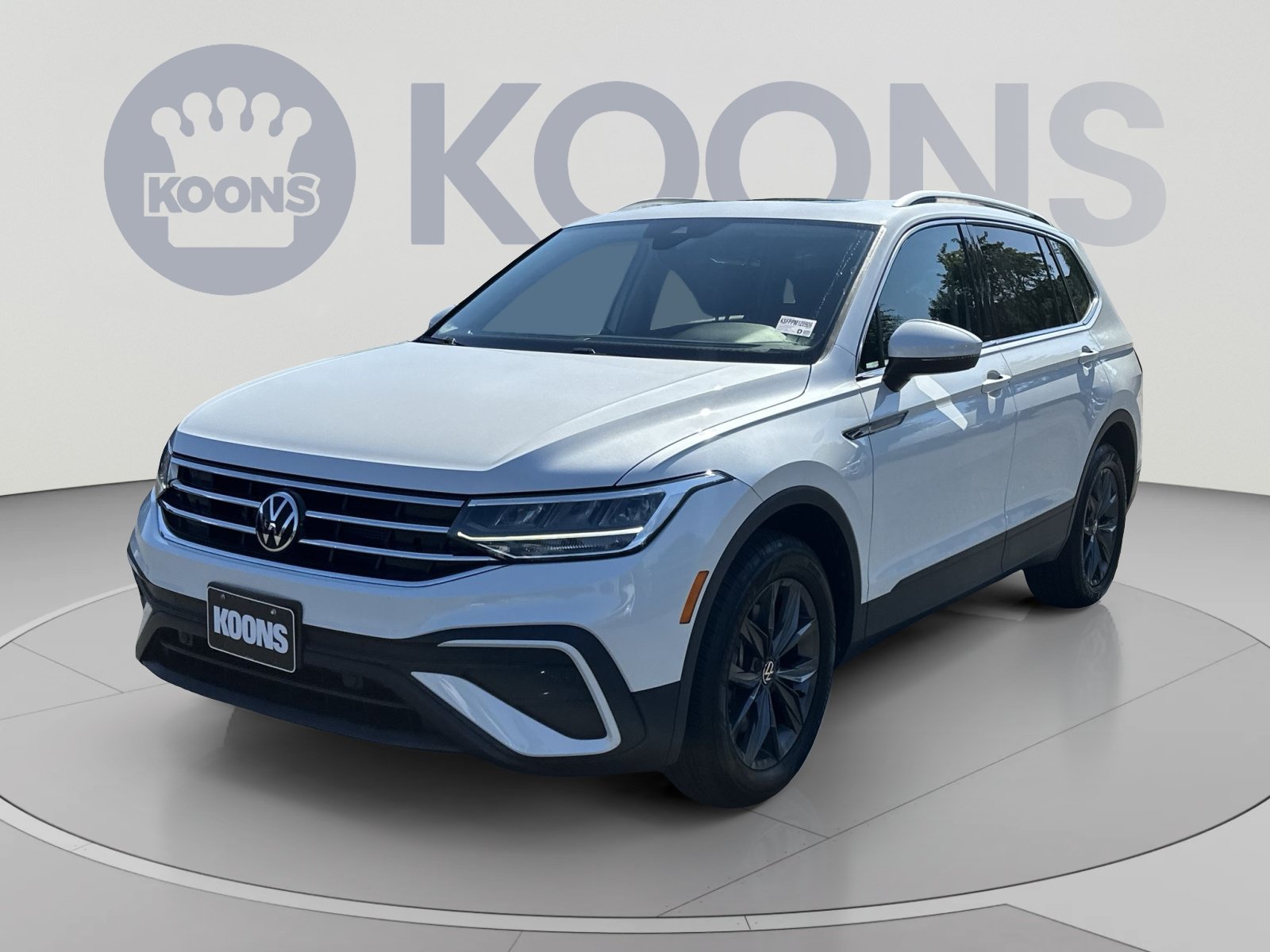 Used 2023 Volkswagen Tiguan SE w/ Panoramic Sunroof Package